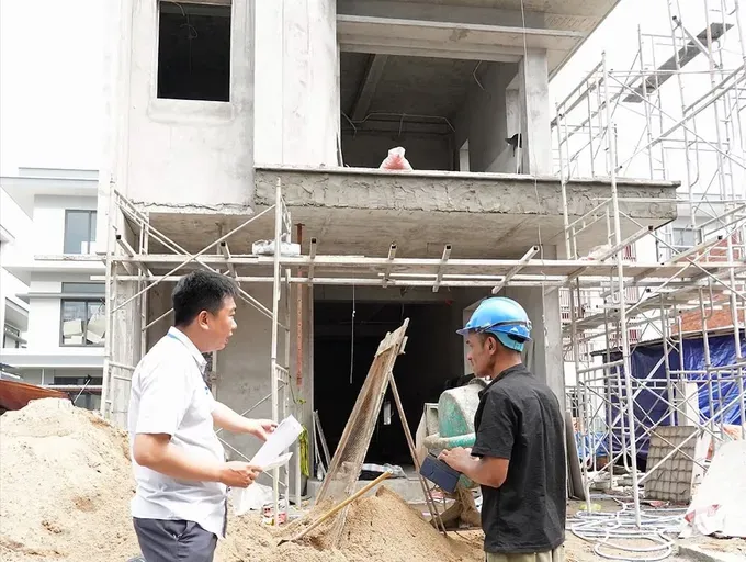 A Long Phuoc Ward civil servant is inspecting a construction project exempt from a construction permit (Photo: SGGP) 30.jpg