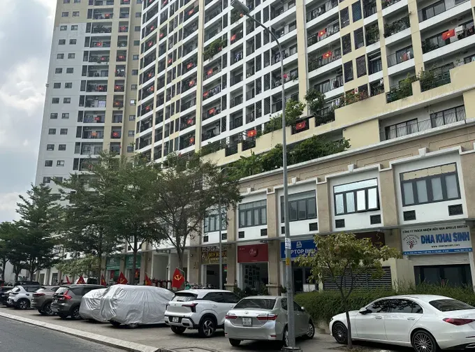 A housing project at 2A Phan Chu Trinh Street of Tang Nhon Phu Ward in HCMC has had its obstacles removed and pink books issued (Photo: SGGP) 35.jpg