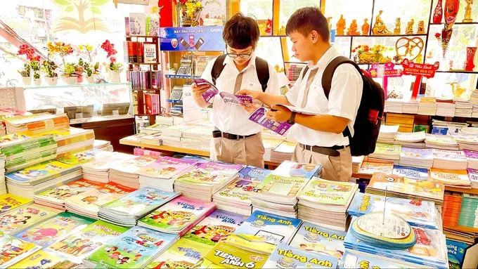 Students are purchasing textbooks for the new school year at Nguyen Van Cu Bookstore in Cho Quan Ward of HCMC (Photo: SGGP) 39.jpg