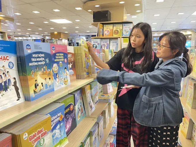 Parents and students are shopping for textbooks at Minh Khai Bookstore in Cau Ong Lanh Ward of HCMC (Photo: SGGP) 39b.jpg