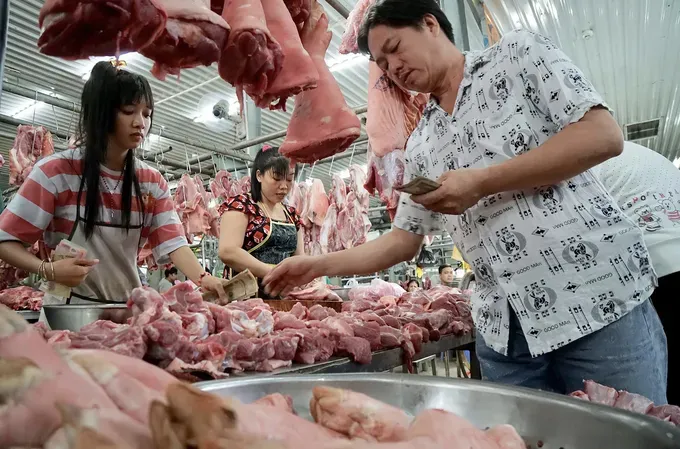 A meat stall at Binh Dien Wholesale Market in HCMC (Photo: SGGP) 43.jpg