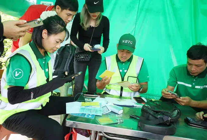 VETC employees are assisting a citizen with the traffic account conversion at a toll station on the HCMC – Long Thanh – Dau Giay Expressway (Photo: SGGP) 03.jpg