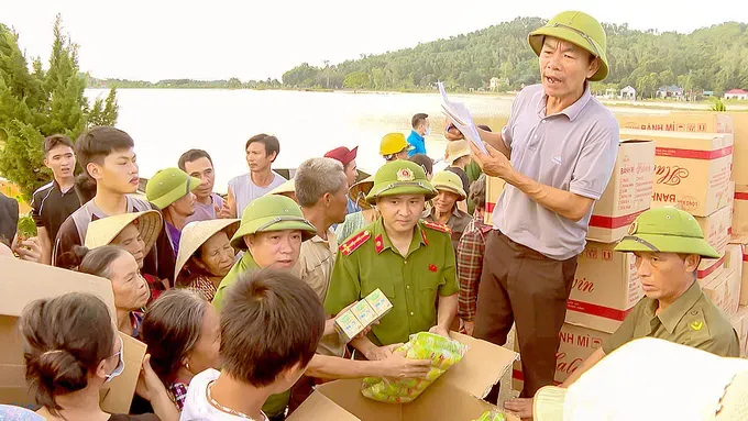 Thanh Hoa Provincial Police are delivering essential goods to people in Tien Nong Village (Dinh Hoa Commune) (Photo: SGGP) 04d.jpg