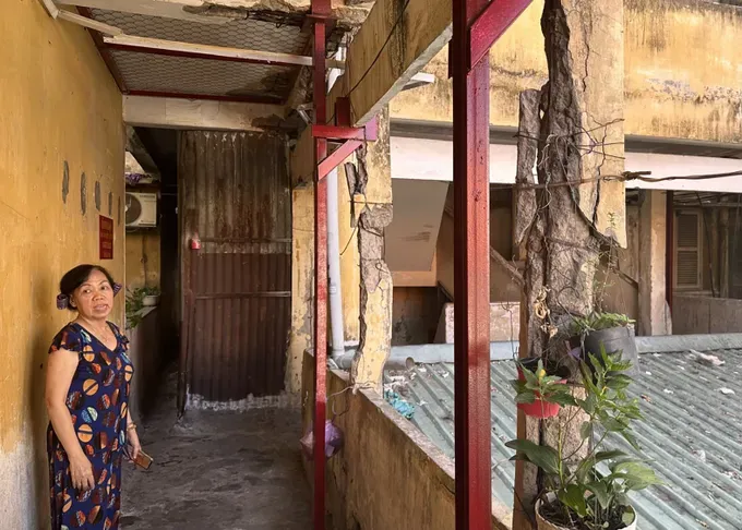 The Vinh Hoi Apartment Complex in Khanh Hoi Ward is in a state of severe degradation 06.jpg