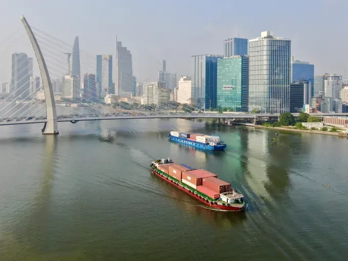 Container ship on the Saigon River (Photo: SGGP) 09.jpg