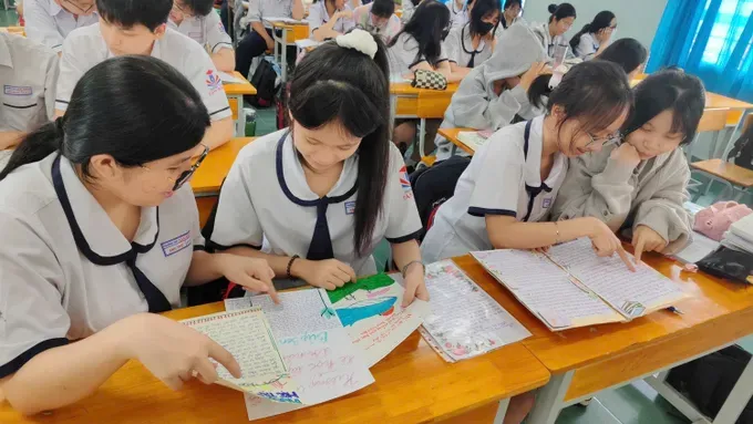 Students at Tan Binh High School (Tan Son Nhi Ward, HCMC) are participating in the “Write a Book Review” competition (Photo: SGGP) 16.jpg