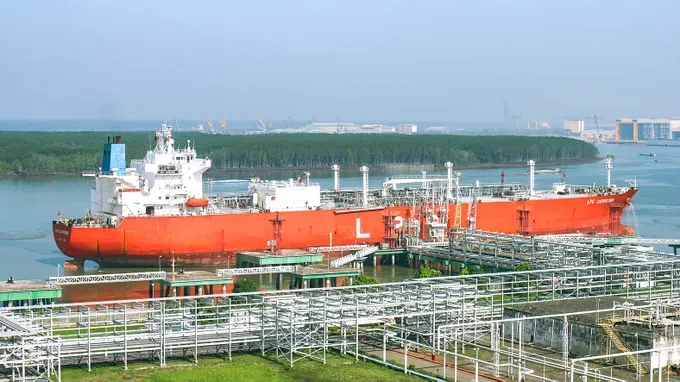 The 100th vessel docks at PV GAS Vung Tau Port Terminal 18c.jpg