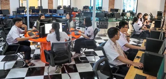 Students of Tran Dai Nghia High School for the Gifted are learning in the smart library (Photo: SGGP) 19.jpg