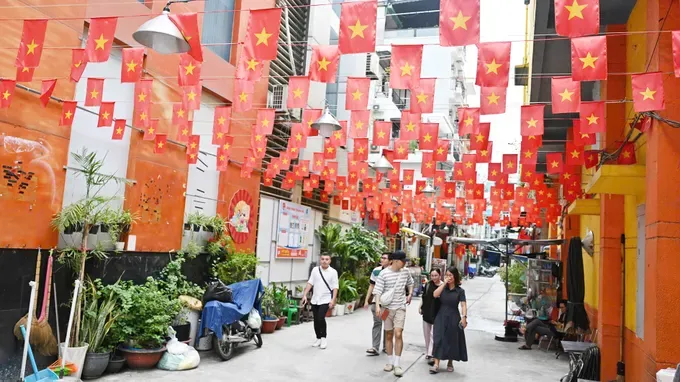 Neighborhood No.22 (Alley 100 of Ben Thanh Ward) is adorned with national flags (Photo: SGGP) 21.jpg