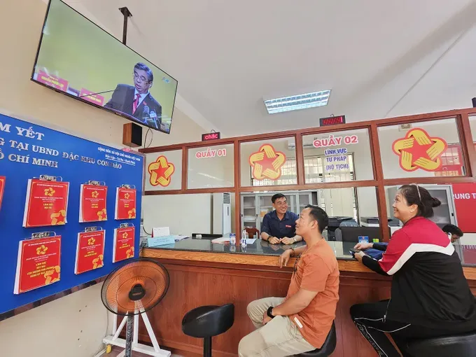 Residents are watching the congress on a screen at the Public Administration Service Center of Con Dao Special Zone (Photo: SGGP) 21b.jpg