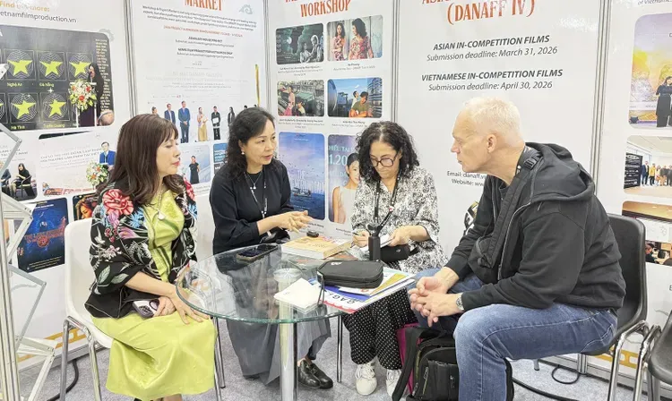 Dr Ngo Phuong Lan (second from left) is discussing Vietnamese film projects at the Busan International Film Festival 22.jpg