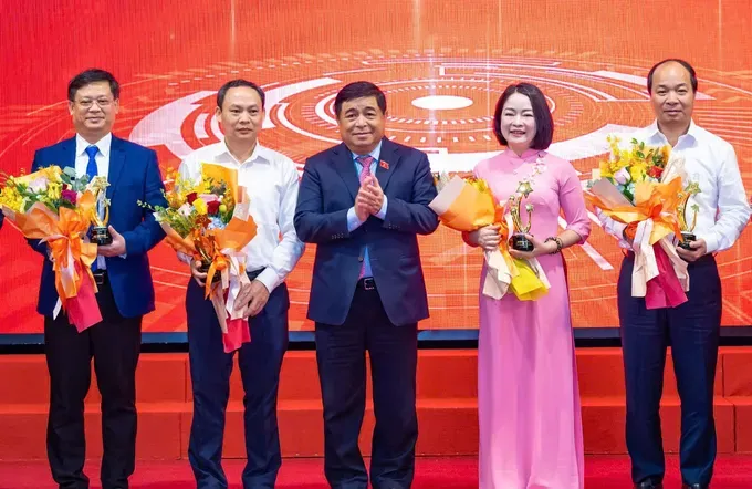 Deputy Prime Minister Nguyen Chi Dung is presenting flowers and commemorative medals to collectives and individuals for their outstanding achievements in digital transformation 31.jpg