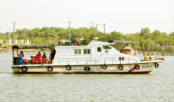 A fisheries patrol vessel on duty on the Dinh River, HCMC 37.jpg
