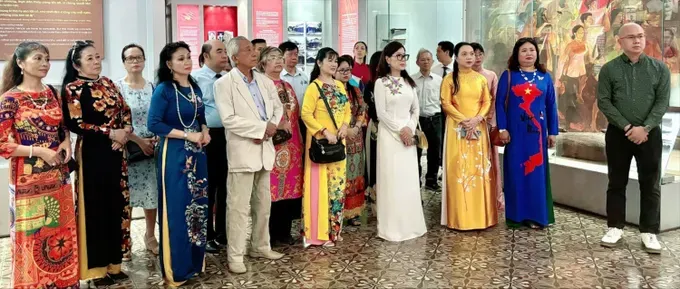 Overseas Vietnamese are visiting the HCMC Museum 40.jpg