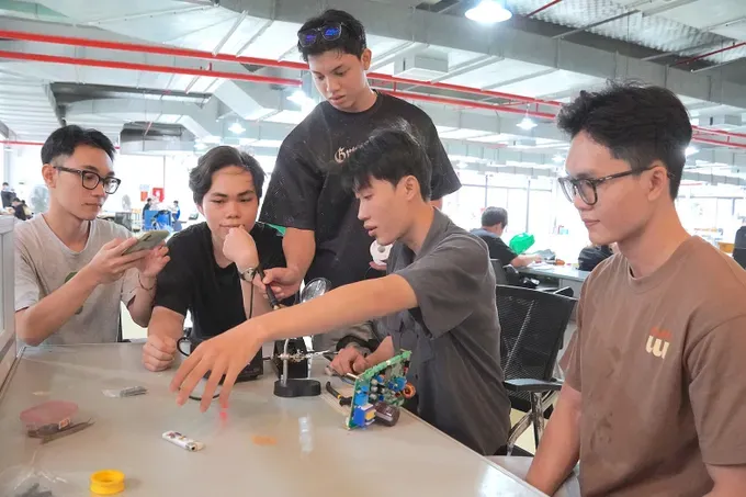 Students with their research projects on electrical devices and microcircuits at CISAT, HCMC University of Technology and Education 43.jpg