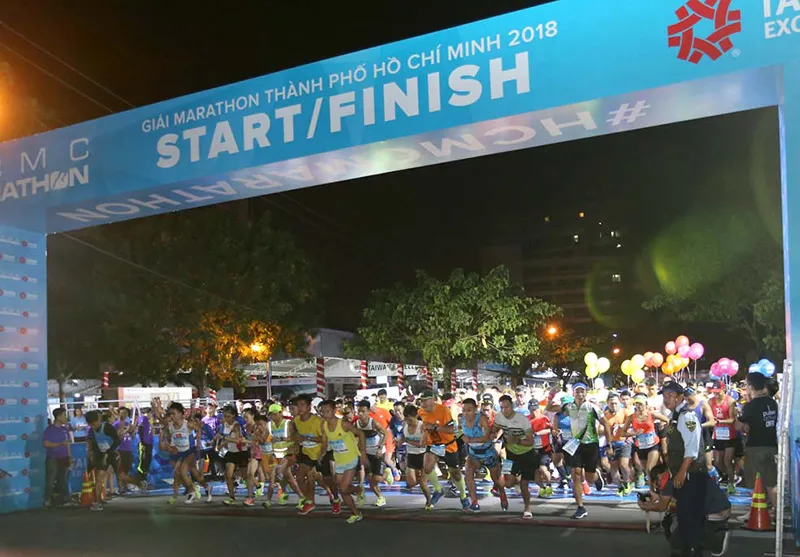 Các VĐV xuất phát ở cự ly 42km