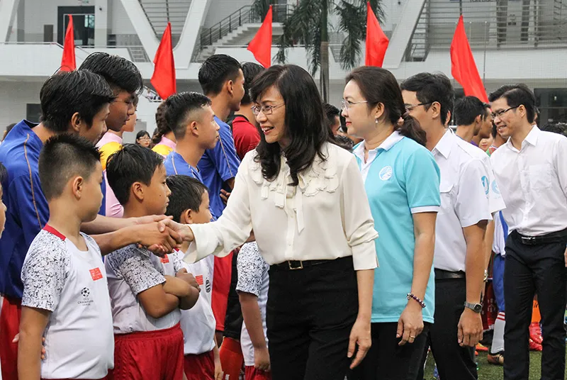 Bà Nguyễn Thị Thu - Phó Chủ tịch UBND TPHCM động viên các cầu thủ thi đấu trận CK. Ảnh: NHẬT ANH 