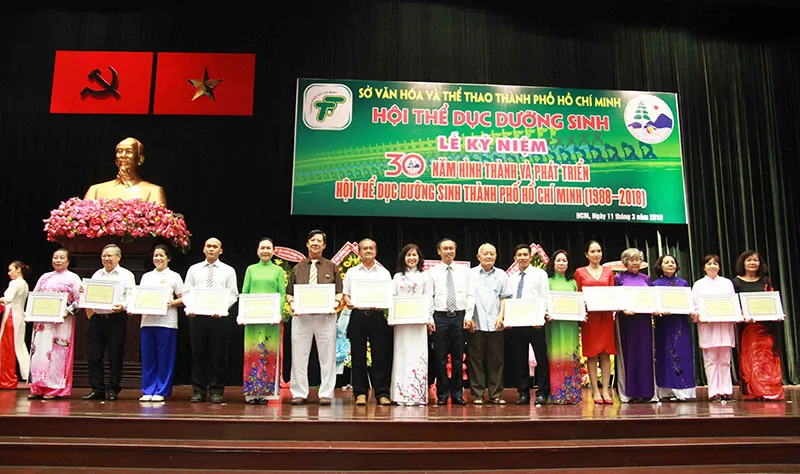 Lãnh đạo TPHCM trao giấy khen cho các cá nhân đóng góp phát triển phong trào dưỡng sinh tại TPHCM. ẢNH: NHẬT ANH