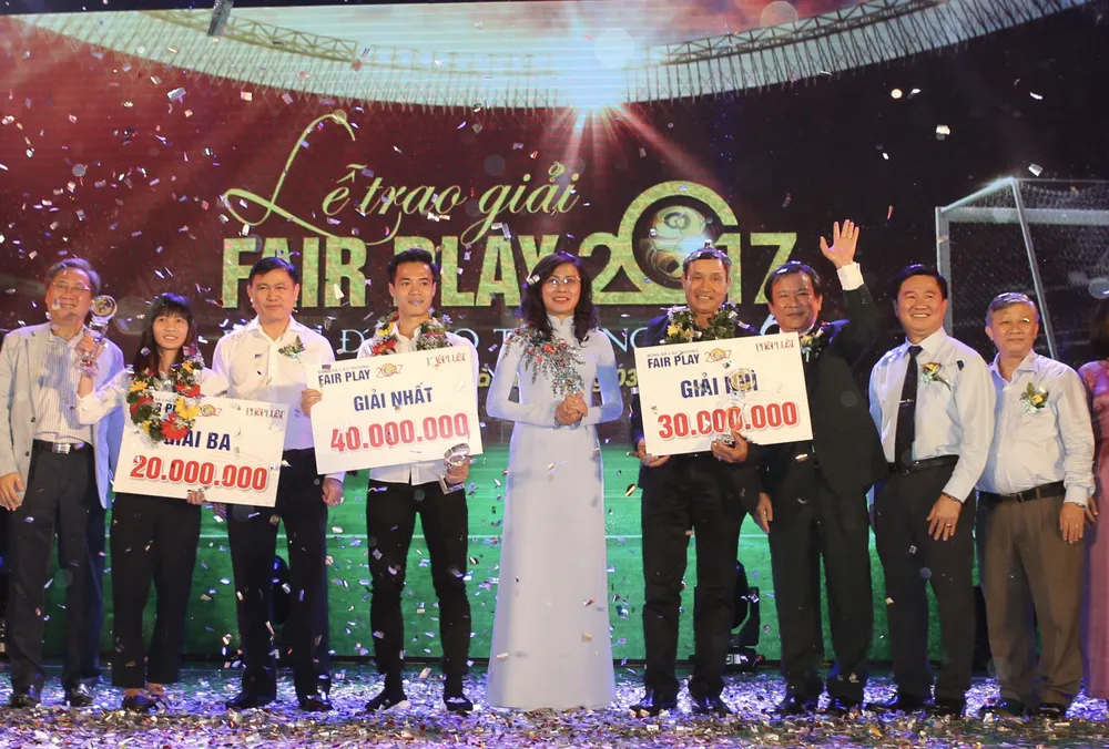 Lãnh đạo TPHCM trao giải thưởng Fair Play cho các cầu thủ. ẢNH: NHẬT ANH