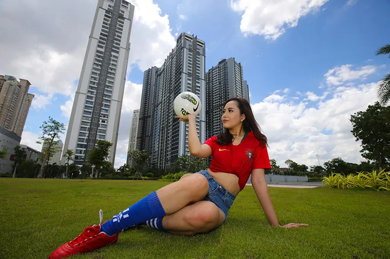 Hot girl Khoa quản trị kinh doanh đặt niềm tin vào Ronaldo ảnh 6