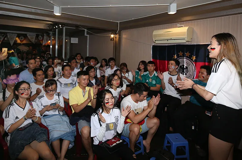 CĐV tuyển Đức tại TPHCM “sốc” khi đội nhà bị loại khỏi World Cup ảnh 5 CĐV tuyển Đức tại TPHCM “sốc” khi đội nhà bị loại khỏi World Cup ảnh 5