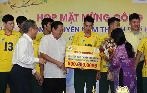 Bóng chuyền Nam TPHCM nhận thưởng 600 triệu đồng. Ảnh: Dũng Phương