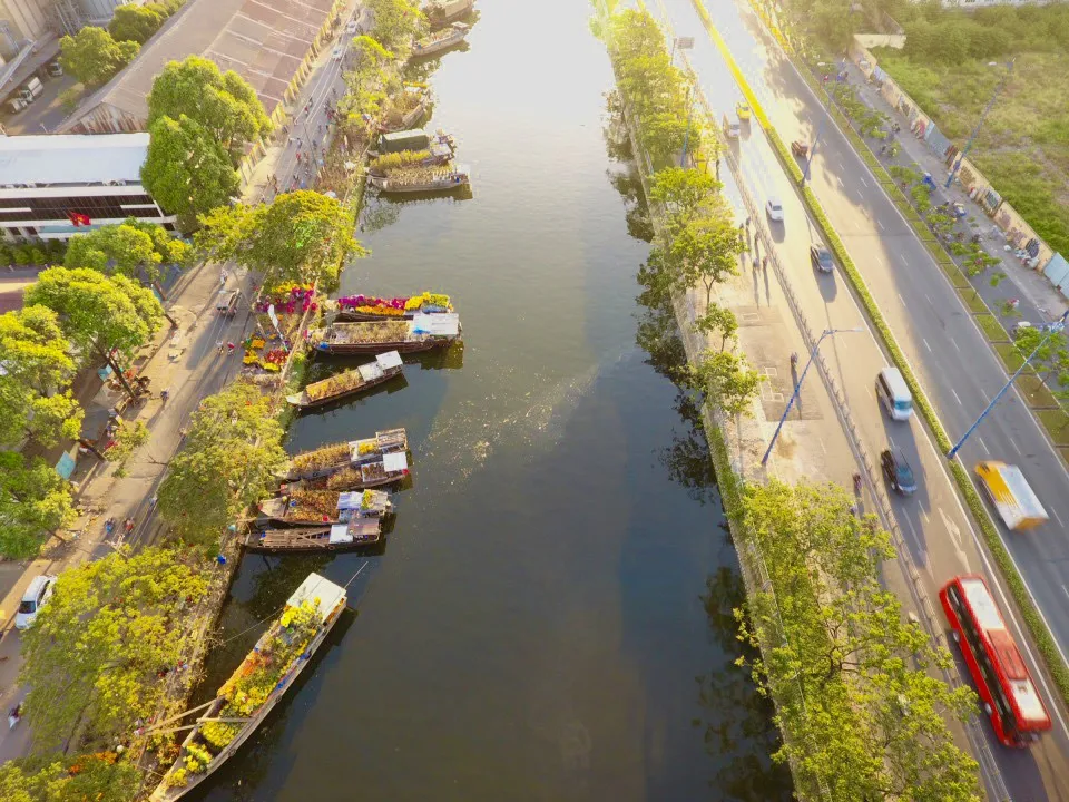 Chợ hoa xuân trên bến dưới thuyền… ảnh 1