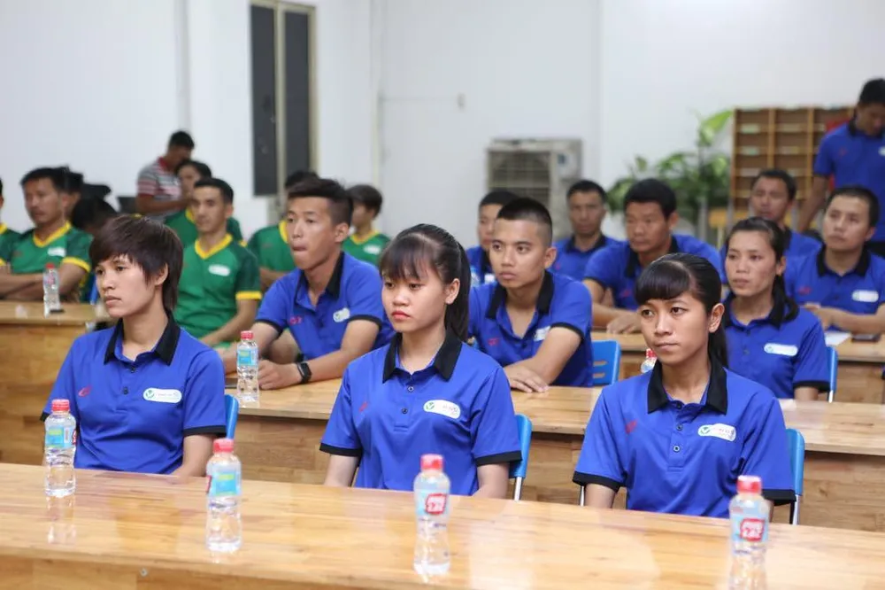 Trọng tài TPHCM nhận tài trợ ảnh 1