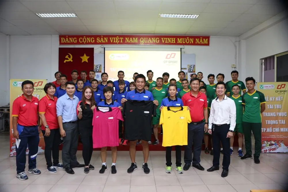 Trọng tài TPHCM nhận tài trợ ảnh 2