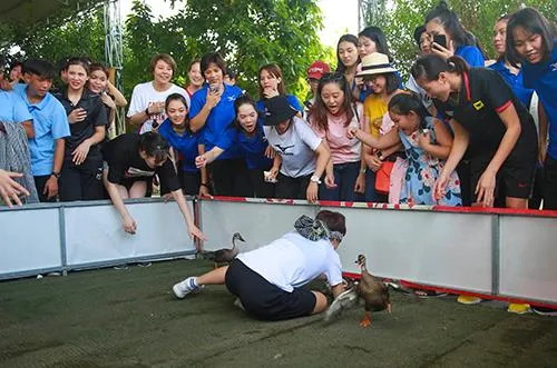 Khoảnh khắc thư giãn của các cô gái bóng chuyền cùng trò chơi dân gian Việt Nam ảnh 3