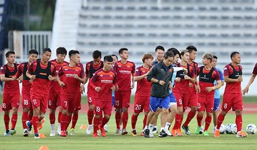 Buổi tập đầu tiên của thầy trò ông Park Hang-seo tại sân Buriram Provincial Central Sports Stadium. Ảnh: DŨNG PHƯƠNG