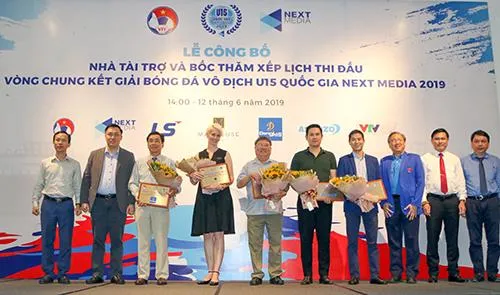 Quang cảnh tặng hoa cho các tài trợ VCK giải U15 quốc gia. Ảnh: Dũng Phương