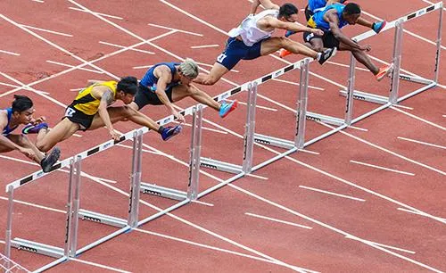 Chung kết nội dung 100 m rào nam. Ảnh: Dũng Phương