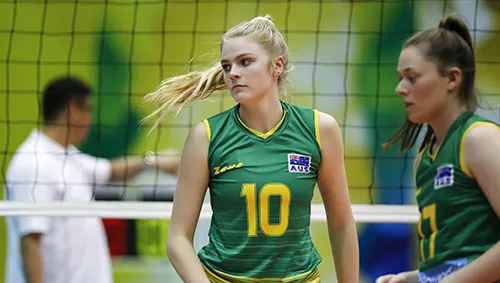 Các bóng hồng “hút hồn” khán giả nhà tỉnh Quảng Nam. Ảnh: Minh Hoàng 