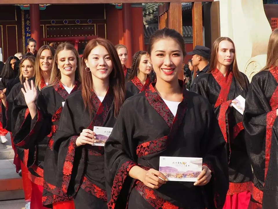 Người đẹp bóng chuyền Tường Vy đoạt danh hiệu Hoa hậu Du lịch Thế giới 2019 được yêu thích nhất ảnh 1