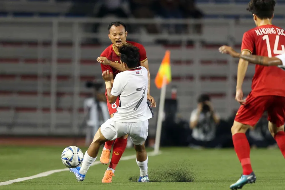 Nhận thẻ vàng, HLV Park Hang Seo vẫn muốn ăn thua với trọng tài ảnh 1