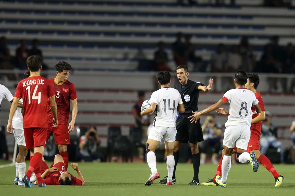Nhận thẻ vàng, HLV Park Hang Seo vẫn muốn ăn thua với trọng tài ảnh 2