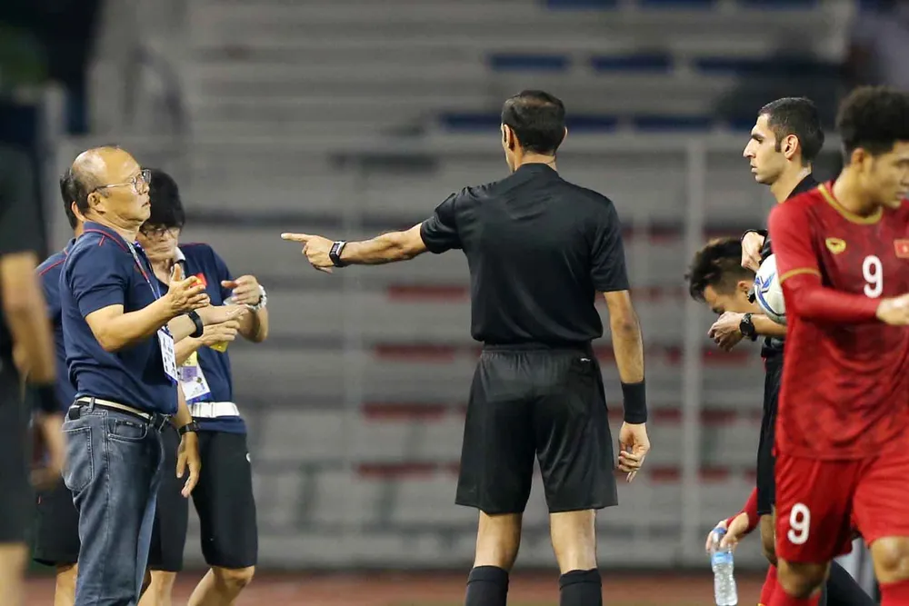 Nhận thẻ vàng, HLV Park Hang Seo vẫn muốn ăn thua với trọng tài ảnh 3