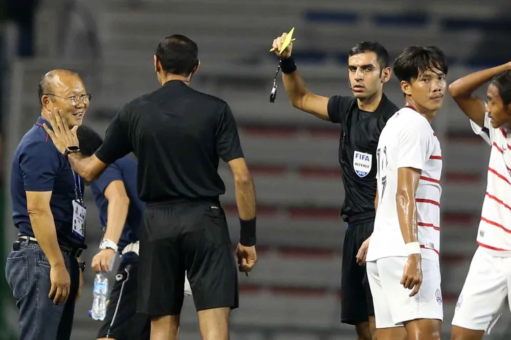 Nhận thẻ vàng, HLV Park Hang Seo vẫn muốn ăn thua với trọng tài ảnh 4