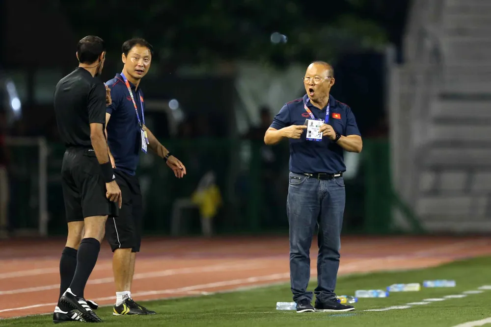 Nhận thẻ vàng, HLV Park Hang Seo vẫn muốn ăn thua với trọng tài ảnh 5