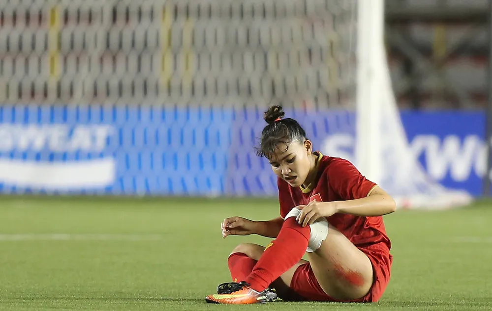  Trung vệ Trần Thị Hồng Nhung kiệt sức sau khi cùng tuyển nữ lên ngôi vô địch ảnh 1