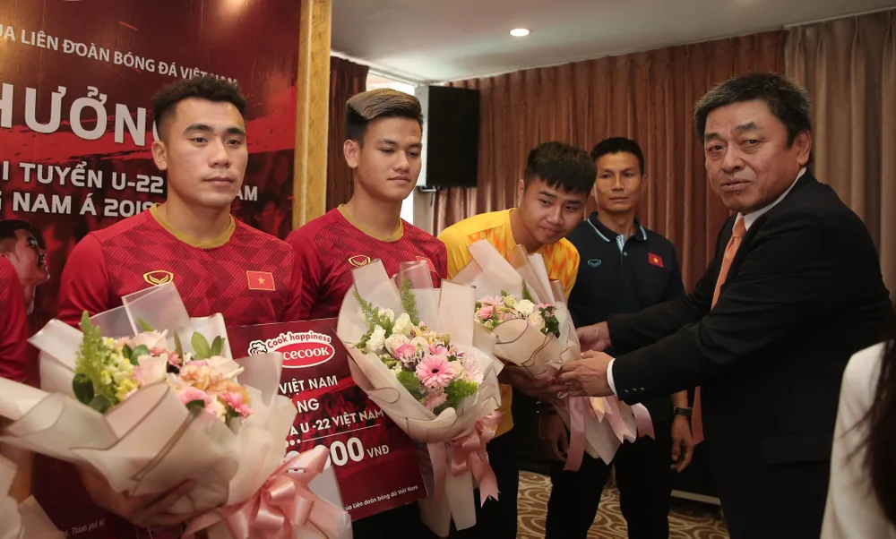 Acecook Việt Nam thưởng 500 triệu đồng cho đội tuyển U 22 Việt Nam. Ảnh: Dũng Phương