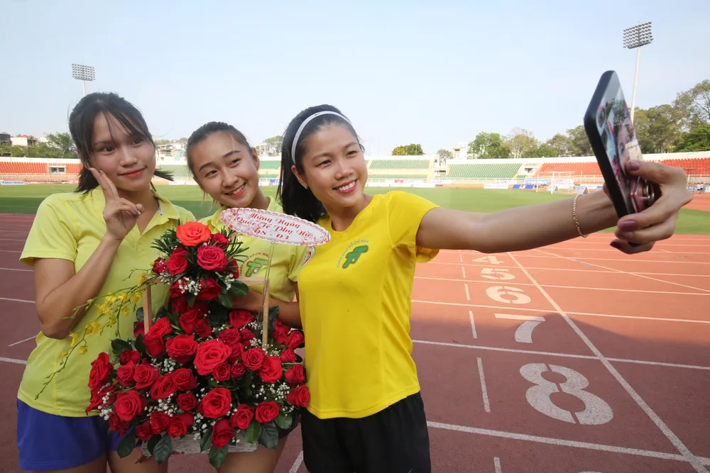 Ngày 8-3 đặc biệt của VĐV điền kinh TPHCM ảnh 1