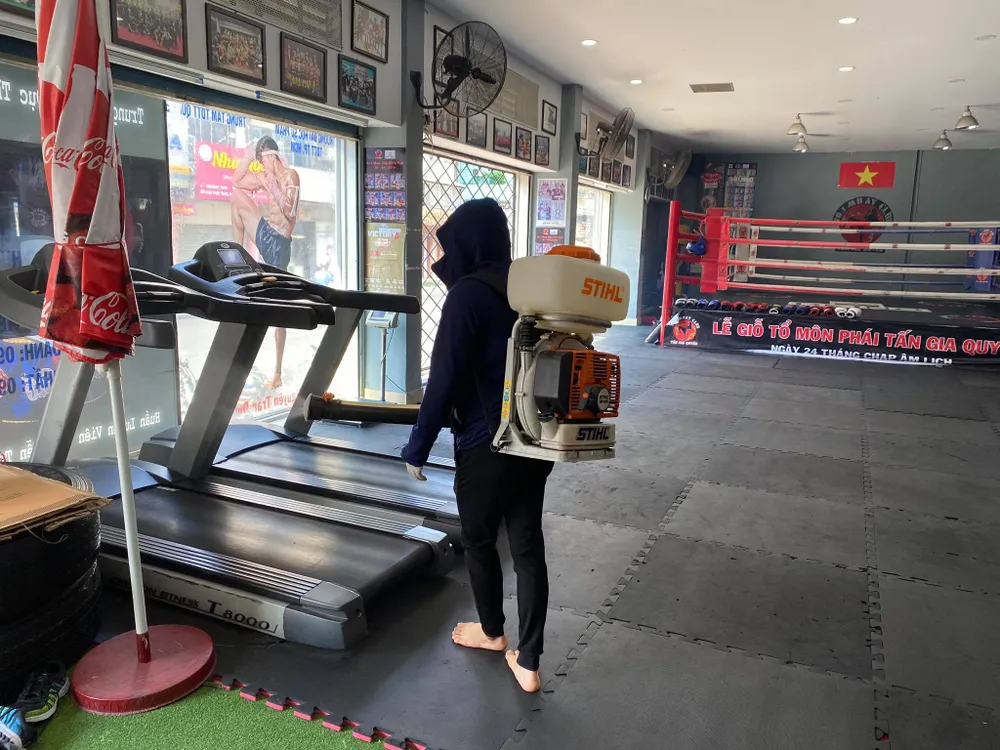 Phun thuốc mùa dịch Covid-19 tại phòng tập No.1 Muay club. Ảnh: Nhật Anh
