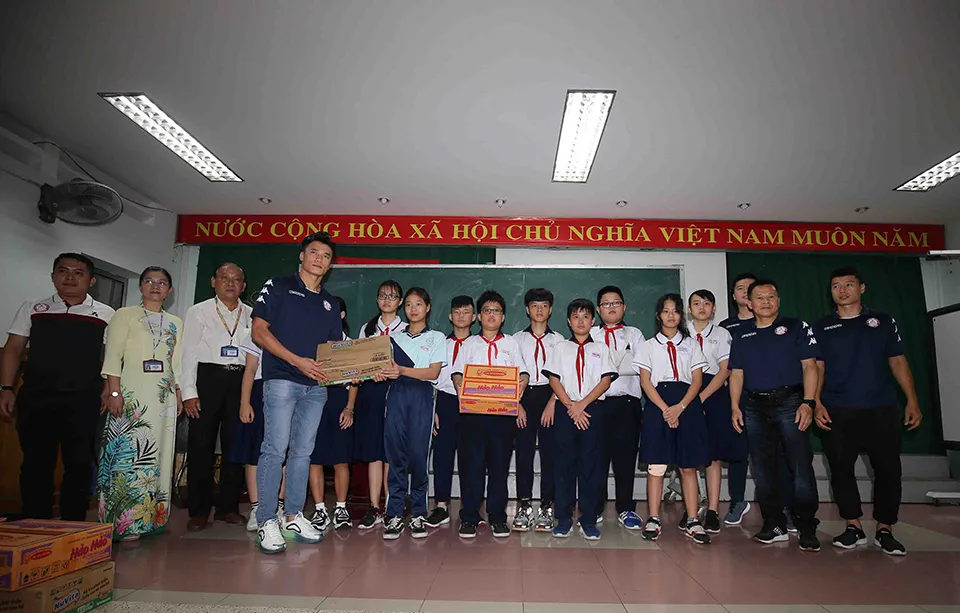 Thủ môn Bùi Tiến Dũng và đội trưởng Văn Thuận sẻ chia với học sinh gặp tai nạn trường THCS Bạch Đằng ảnh 1