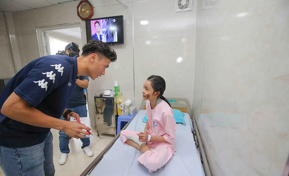 Thủ môn Bùi Tiến Dũng và đội trưởng Văn Thuận sẻ chia với học sinh gặp tai nạn trường THCS Bạch Đằng ảnh 7