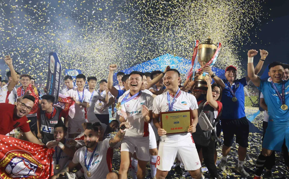 Những khoảnh khắc đẹp của đội bóng Viettel khi nâng cúp vô địch mùa bóng 2020 ảnh 10
