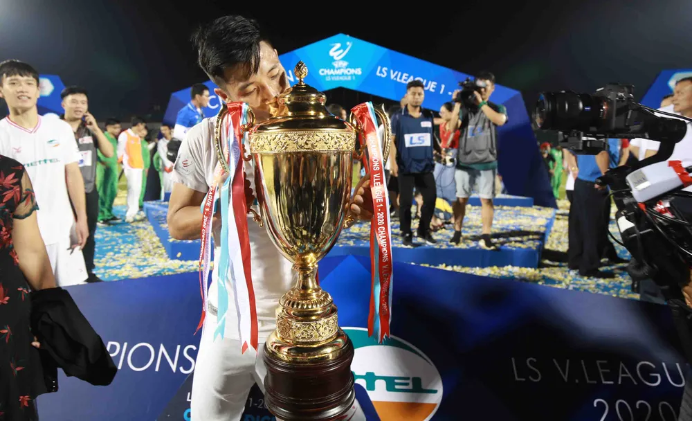 Những khoảnh khắc đẹp của đội bóng Viettel khi nâng cúp vô địch mùa bóng 2020 ảnh 9