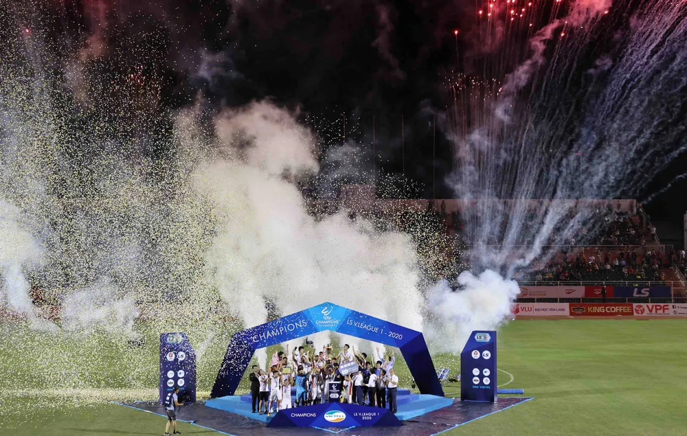 Khoảnh khắc đẹp của đội bóng Viettel khi nâng cúp vô địch mùa bóng 2020. Ảnh Dũng Phương