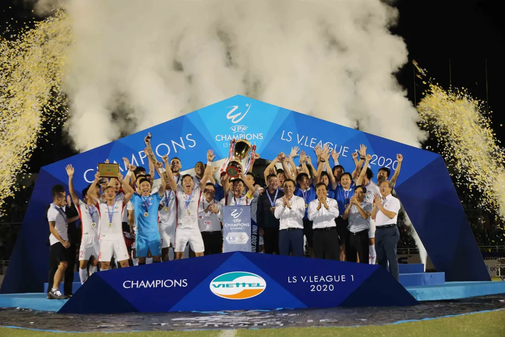 Những khoảnh khắc đẹp của đội bóng Viettel khi nâng cúp vô địch mùa bóng 2020 ảnh 11